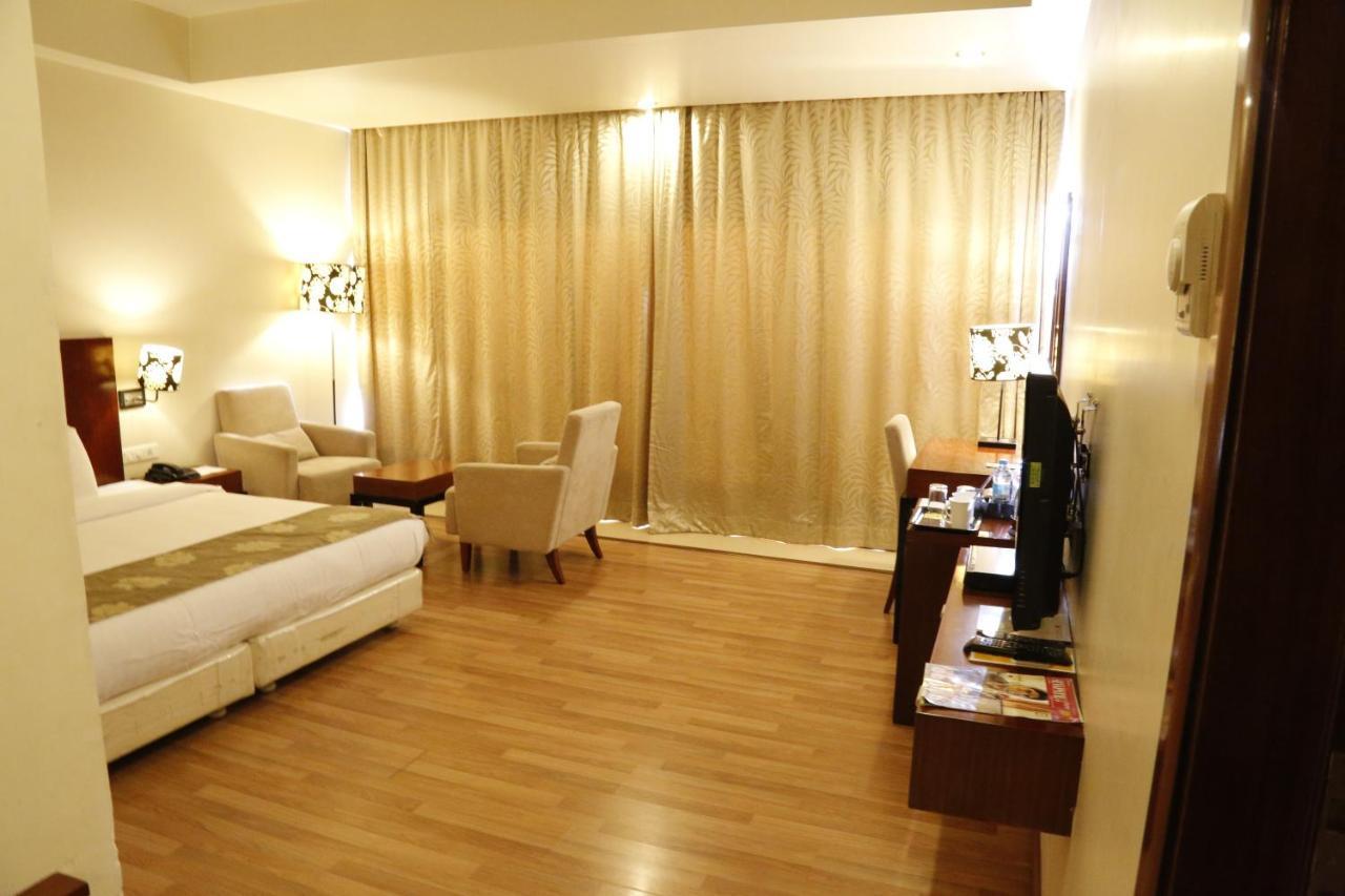 ดิ ออเรส  Hotel ออรังกาบัด ภายนอก รูปภาพ