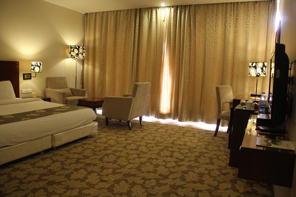 ดิ ออเรส  Hotel ออรังกาบัด ภายนอก รูปภาพ